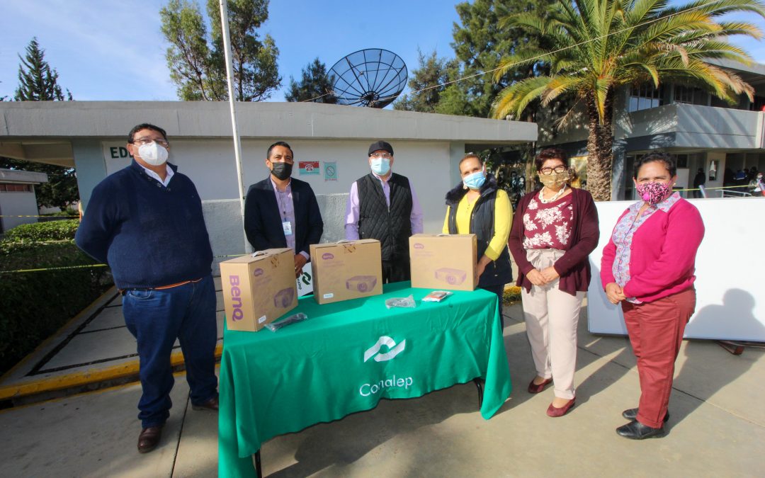 Donan docentes del Conalep material académico al plantel educativo 